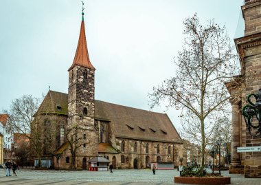 Nuremberg / Almanya - 24 Aralık 2017: Jakobsplatz 'daki St. Jakob Kilisesi (St. James the Greater). Bu ortaçağ kilisesi 1209 yılında kuruldu..