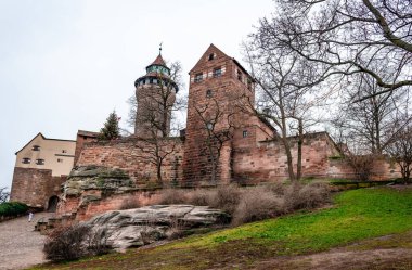 Kışın Nuremberg Şatosu 'nda. Kale, Almanya 'nın Bavyera kentindeki Nürnberg' in tarihi merkezine hakim olan bir kumtaşı sırtı üzerinde bulunan bir grup ortaçağ güçlendirilmiş binadır..