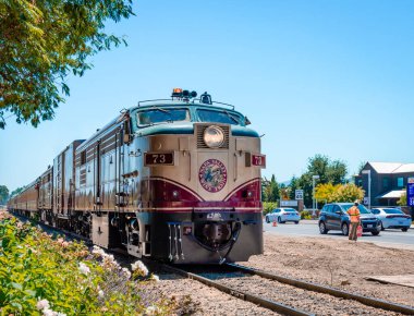 Napa, CA / USA - 15 Temmuz 2015: Napa Valley Şarap Treni. Napa ve St. Helena arasında özel olarak işletilen, üzüm bağları ve şaraphanelerden geçen bir gezi treni..