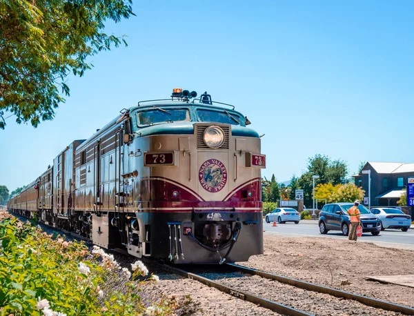 Napa, CA / USA - 15 Temmuz 2015: Napa Valley Şarap Treni. Napa ve St. Helena arasında özel olarak işletilen, üzüm bağları ve şaraphanelerden geçen bir gezi treni..