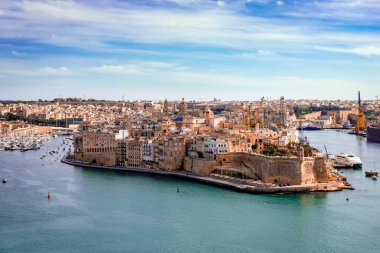 Valletta, Malta: Yukarı Barrakka Bahçeleri manzarası. Birgu ya da Vittoriosa (Grand Harbour 'daki üç şehirden biri) filme hakimdir..