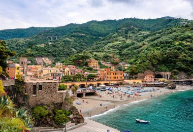 Monterosso al Mare ve Bar Alga plajı manzarası. Monterosso, Liguria, İtalya 'daki bir ulusal park olan Cinque Terre' nin en batısındadır..