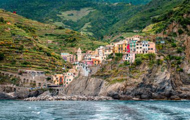 Vernazza, Liguria, İtalya 'da Cinque Terre bölgesini oluşturan beş kasabadan biri. Araç trafiği yok ve İtalyan Rivierası 'nın en gerçek balıkçı köylerinden biri olmaya devam ediyor..