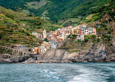 Vernazza, Liguria, İtalya 'da Cinque Terre bölgesini oluşturan beş kasabadan biri. Araç trafiği yok ve İtalyan Rivierası 'nın en gerçek balıkçı köylerinden biri olmaya devam ediyor..