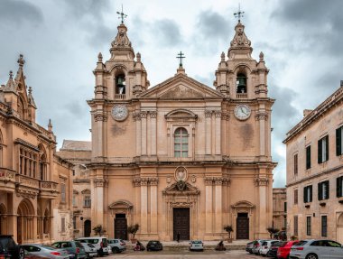 Mdina / Malta - 21 Şubat 2015: Saint Paul Metropolitan Katedrali (St. Paul Katedrali veya Mdina Katedrali olarak da bilinir), 12. yüzyılda kurulan bir Roma Katolik Katedrali..