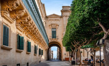 Valletta, Malta - 20 Şubat 2015: Güneşli bir kış öğleden sonrasında Eski Tiyatro Sokağı 'nın panoramik manzarası. Cumhuriyet Meydanı sağda..