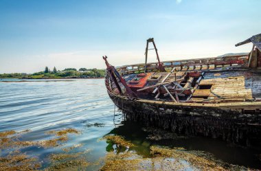 Mull Adası 'ndaki Salen' de balıkçı teknesi enkazı. Arka planda Mull 'un Sesi var..