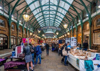 Londra - 3 Eylül 2015: Covent Garden 'daki Elma Pazarı, antikalar, mücevherler, giysiler ve hediyelerle dolu popüler bir alışveriş salonu.