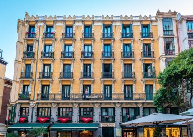 Madrid, İspanya - 28 Mayıs 2025: Şehrin merkezindeki tarihi bir cadde olan Cava de San Miguel 'deki Hostal La Macarena, ikonik Plaza Belediye Başkanı' na yakınlığıyla tanınıyor..