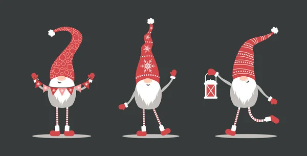 Leuke kabouters in rode kerstmutsen op zwarte achtergrond. Scandinavische kerst elfen. — Stockvector