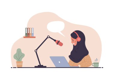 Podcast 'in düz vektör çizimi. Masadaki kulaklıklı kadın, ses yayınını kaydediyor..