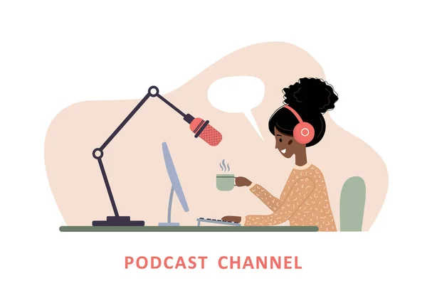 Podcast koncepció. Afrikai nő fülhallgatóval az asztalnál hangfelvétel adás. — Stock Vector