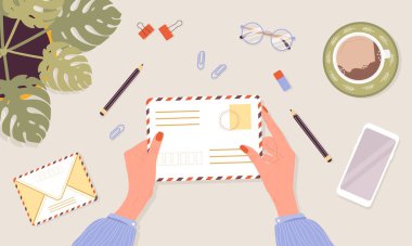 Zarf tutan bir kadın. Yazışma ve posta teslimatı konsepti. Üst Manzara. Pulları ve kartpostalları postala. Çizgi film tarzında vektör illüstrasyonu. İleti, bildirim, davet alınıyor