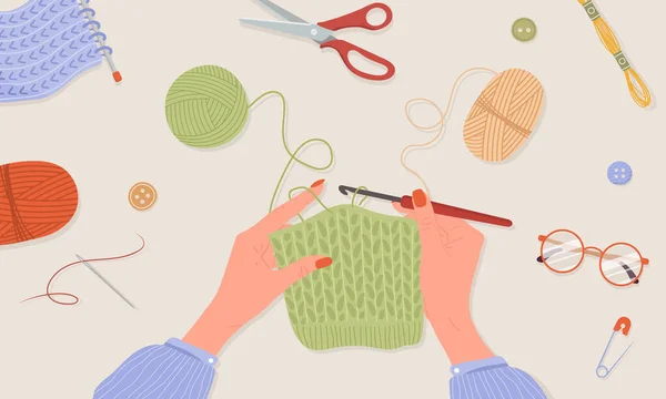 Processus de tricot au crochet. Mains féminines avec crochet et fil. Des boules de fil. Vue de dessus du lieu de travail. Adapter les éléments de la boutique. Illustration vectorielle dessinée à la main en style dessin animé plat — Image vectorielle