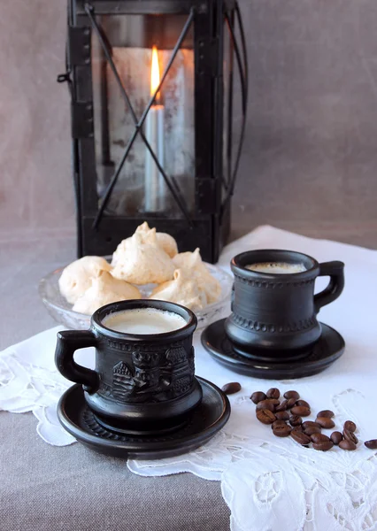 Kaffee mit Sahne und Baiser. — Stockfoto