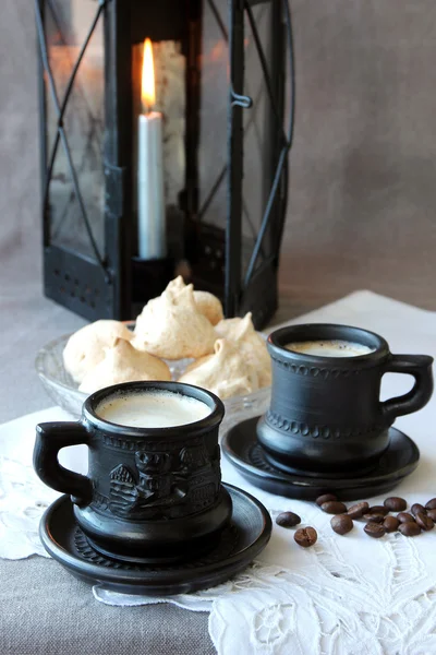 Kaffee mit Sahne und Baiser. — Stockfoto