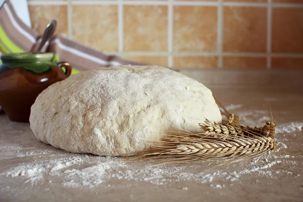 Pâte à levure sur la table de cuisine . — Photo