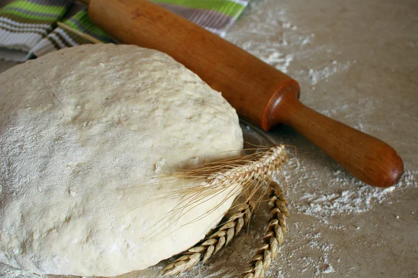 Yeast dough on the kitchen table. — Stock Photo, Image