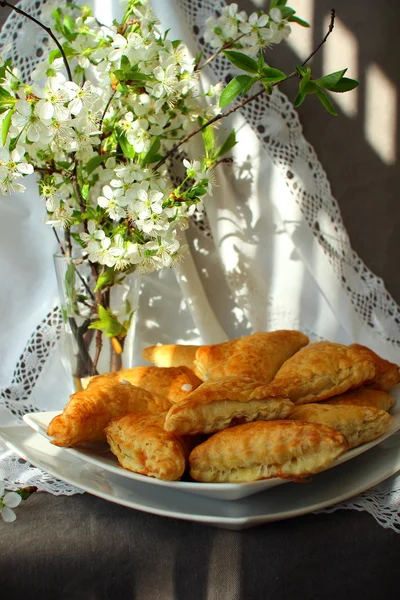 Pain feuilleté sur une assiette blanche . — Photo