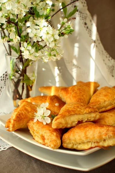 Puff bun on a white plate. — Stock Photo, Image