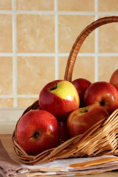 Cesta con manzanas en la mesa . —  Fotos de Stock