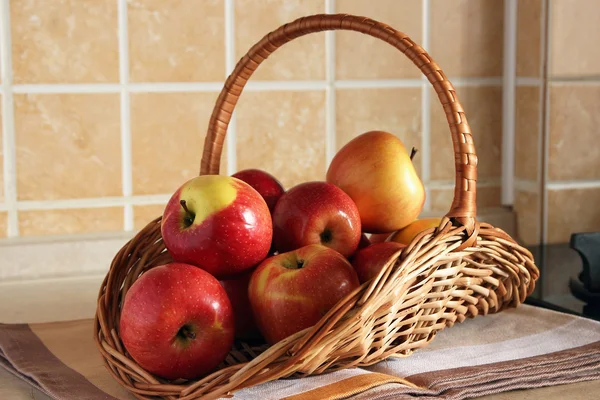 Cesta con manzanas en la mesa . —  Fotos de Stock