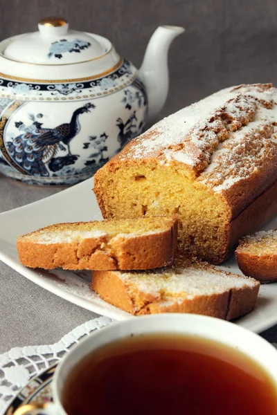 Torta fatta in casa e una tazza di tè . — Foto Stock