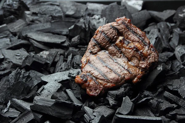 Cooked juicy steak on the coals. — Stock Photo, Image