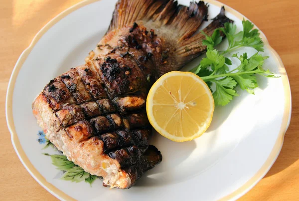 Servire il salmone con limone . — Foto Stock