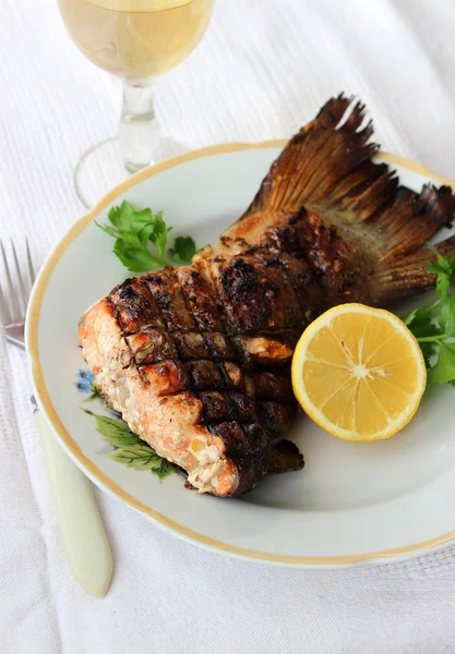 Servir el salmón con limón . — Foto de Stock