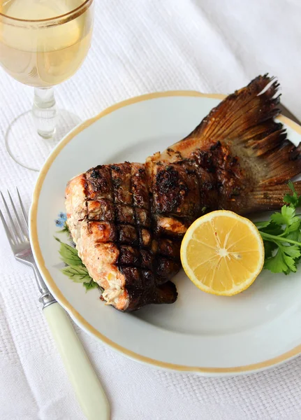 Servire il salmone con limone . — Foto Stock