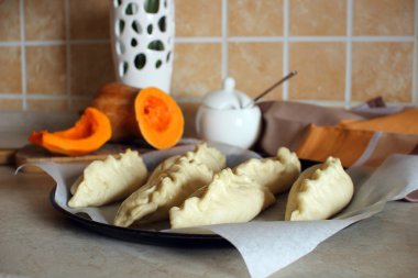 Ev yapımı kek pişirme önce doldurma kabak ile.