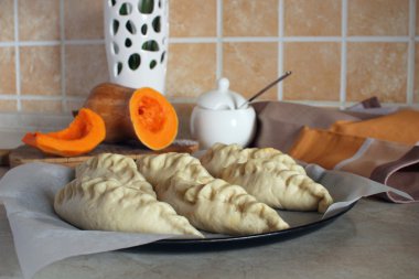 Ev yapımı kek pişirme önce doldurma kabak ile.