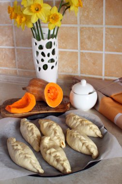 Ev yapımı kek pişirme önce doldurma kabak ile.