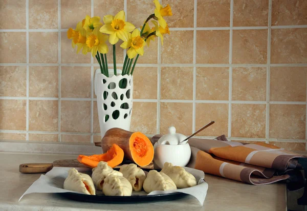 Hembakade kakor med pumpa fylla innan bakning vid köksbordet. — Stockfoto