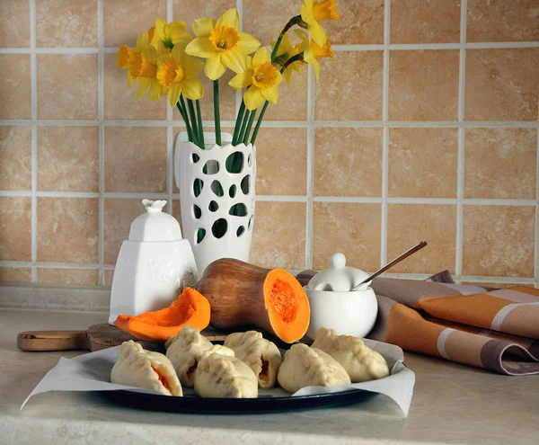 Hausgemachte Kuchen mit Kürbisfüllung vor dem Backen am Küchentisch. — Stockfoto