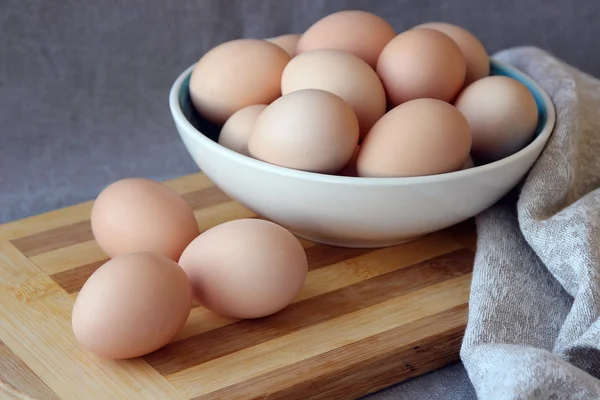 Тарелка с куриными яйцами . — стоковое фото