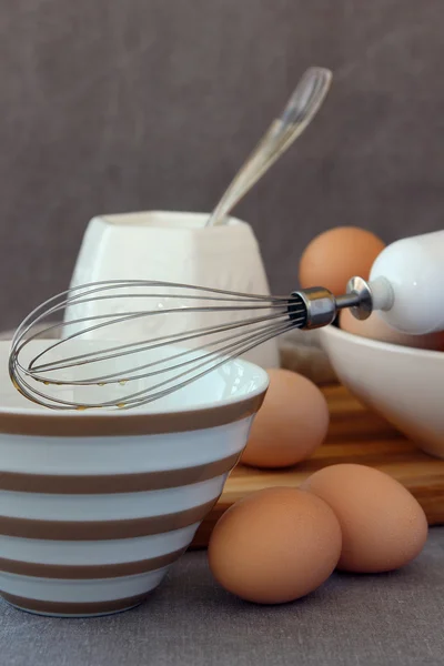 鶏の卵とホイップの調理の泡立て器のボウル. — ストック写真