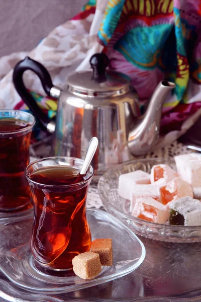 Czarna herbata turecka filiżanki ze słodyczy. — Zdjęcie stockowe