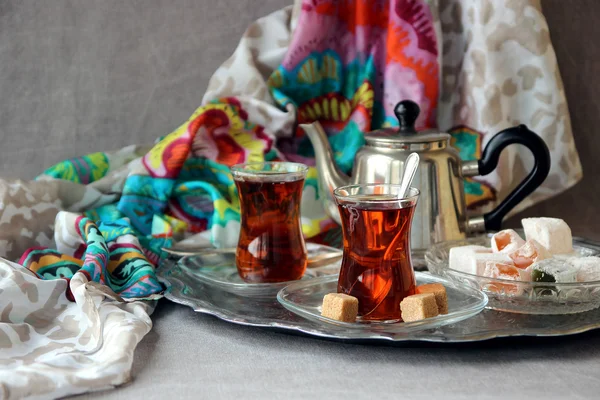 Černý čaj turecké šálky s sladkost. — Stock fotografie