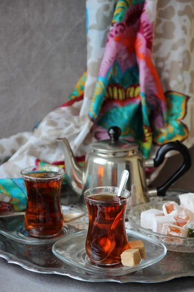 Tazas de té negro turco con dulzura . —  Fotos de Stock