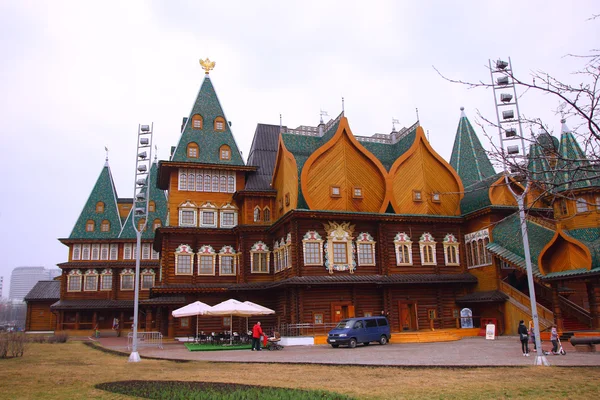 Mooie paleis van tsaar Alexei Mikhailovich, die in Kolomenskoye park. — Stockfoto