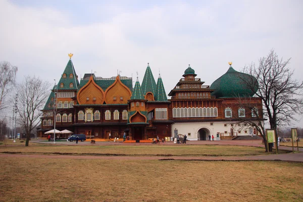 Красивый дворец царя Алексея Михайловича в Коломенском парке . — стоковое фото