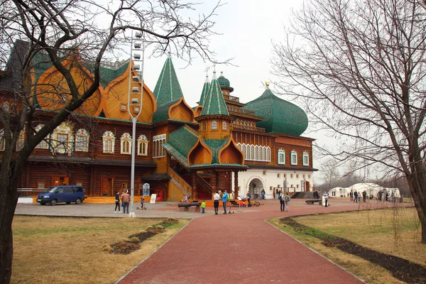 Красивый дворец царя Алексея Михайловича в Коломенском парке . — стоковое фото