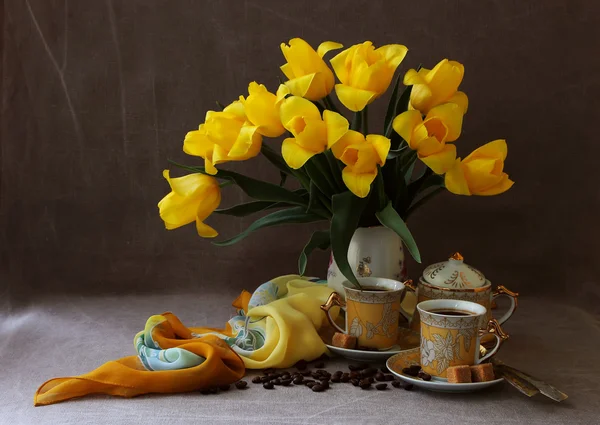 Kahve için iki ve bir vazo ile Lale.