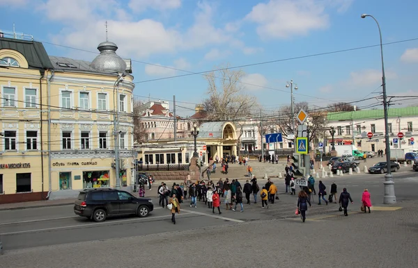 Crossroads hurrying pedestrians in the city center. — Stock Photo, Image