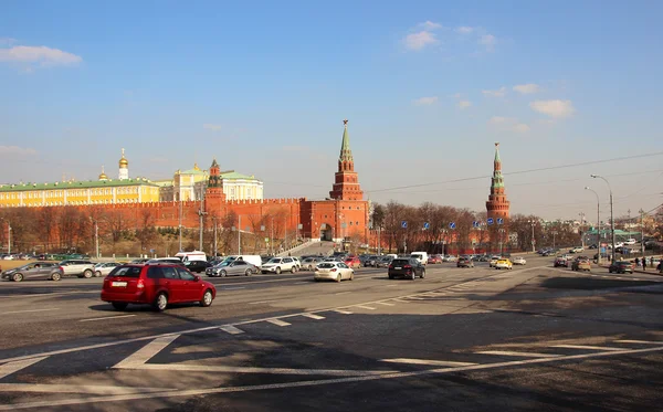 8 de abril de 2016, Moscou, Rússia, nas muralhas do Kremlin e vista da torre Borovitskaya . — Fotografia de Stock