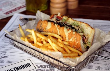 Hamburger frankfurter ve sebze ve patates kızartması ile.