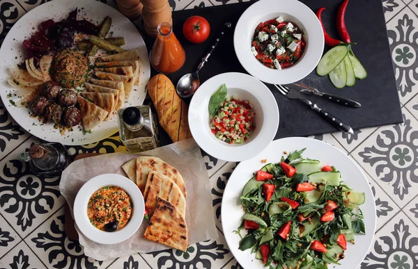 Serveras bord med olika rätter och snacks. — Stockfoto