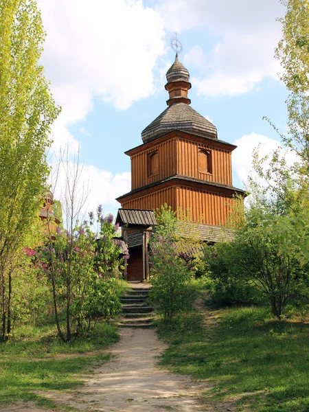 Beautiful wooden church building on the background of nature. — Stock Photo, Image